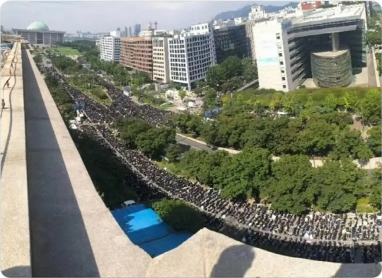 지난 2일 서울 여의도 국회 앞에서 열린 '50만 교원 총궐기 추모 집회'의 모습. [인터넷 커뮤니티 캡처]
